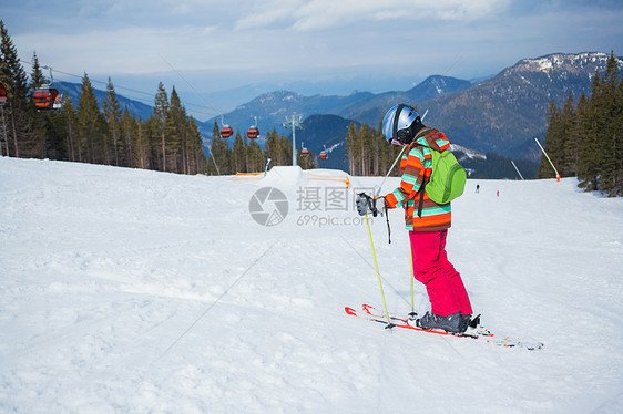 女孩在滑雪板上背光衣服婴儿自由套装季节运动娱乐运动员风镜图片