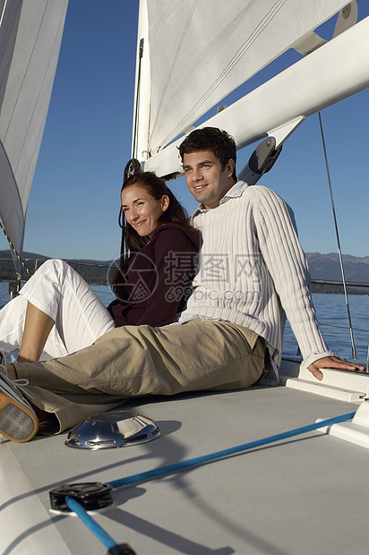 度假快乐的情侣在帆船上放松图片