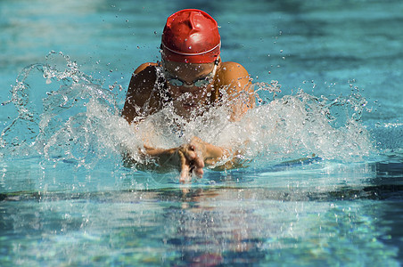 中年妇女参与水游泳的中年女性参与者图片