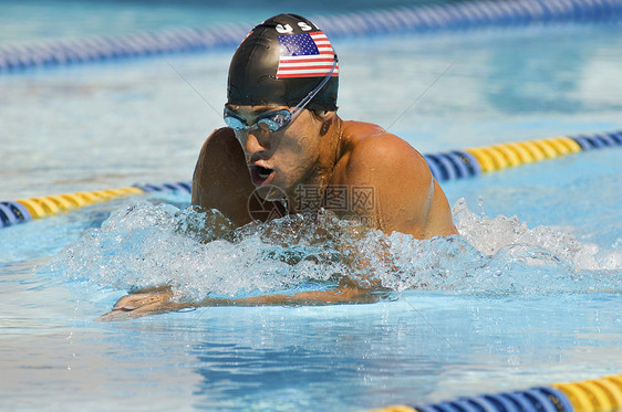 参加游泳比赛的美国男性参赛者图片