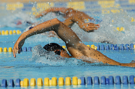 参加游泳比赛的男性参赛者图片