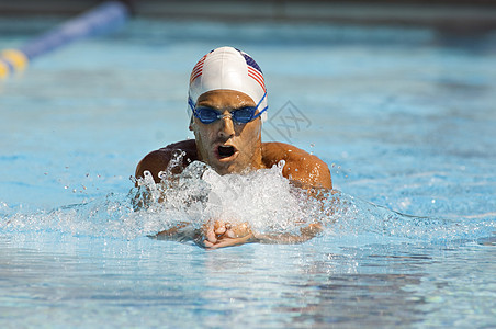 在游泳比赛中运动的 高加索游泳运动员前视线图片