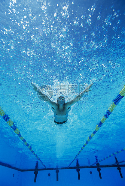 一个在水下游泳的年轻人的低角度视角中年男士竞技全身头饰成年人游泳池摄影泳帽精力图片