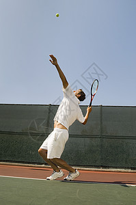 一名男性网球运动员在法庭上球赛的侧面视图图片