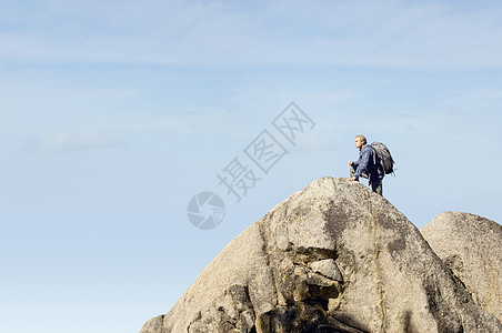 山顶男性登山者的侧视角图片