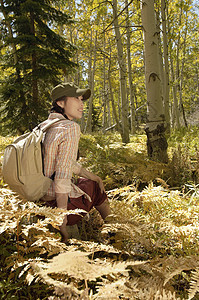 年轻妇女在森林中放松图片