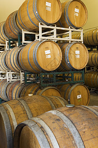 酒窖中的木葡萄酒桶背景图片