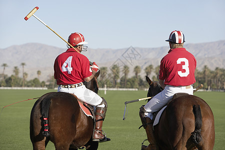 背着木马架上棍棒的马球运动员后视镜水平红色竞赛数字男士运动服制服团队场地男性图片