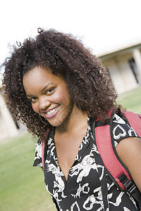 大学校园中一名非裔美国女学生的肖像图片