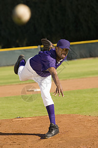 非洲裔美国青年棒球选手投球的投球图片