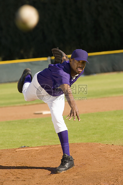 非洲裔美国青年棒球选手投球的投球图片