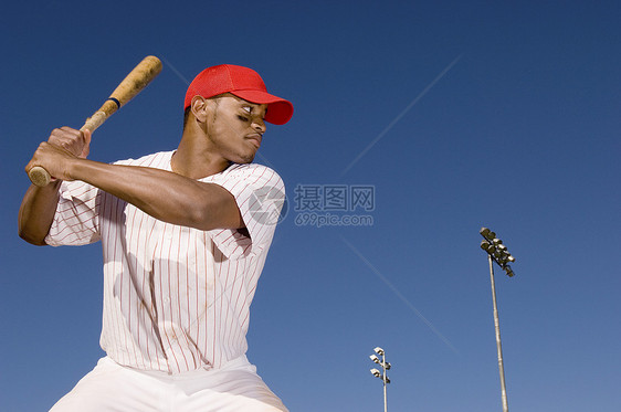 自信的非裔美国棒球打手等着打球 等待着击球面糊赛事男性伙计们男士黑人男孩男人体育比赛图片