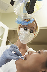 在诊所接受牙科牙医检查的女病人人数图片