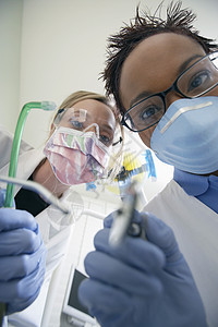 两名配备牙科设备的女牙医的肖像图象图片