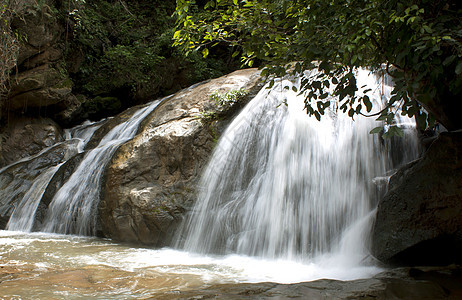 梅萨瀑布苔藓岩石溪流水平自来水石头运动接触环境风景图片