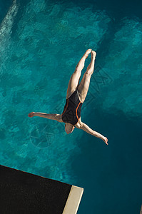空中潜水中女游泳员的高角角度视图图片