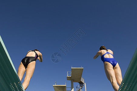 两个女性游泳者一起潜水的低角度视图Name图片