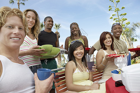 夏季在外吃饭的年轻人图片