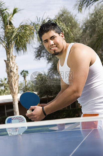 一名西班牙裔男子打网球的肖像图片