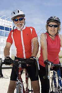 有自行车的老年夫妇服装异性恋生活方式微笑沙漠团结男士活动个人夫妻图片