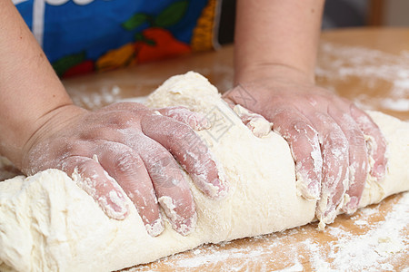 给钱糕点厨师美食女性厨房谷物产品面粉面包师烹饪图片