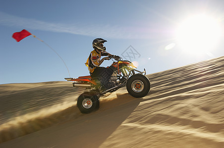 一个男人在阳光明媚的白天 在沙漠中骑四轮自行车的侧面景色运动男士电视四轮车车辆运输竞技摩托车速度成年人图片