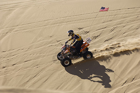 在沙丘上骑着四轮赛车的高角视图图片