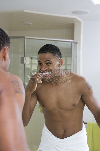 非裔美国人在镜子前刷牙的年轻美籍青年图片