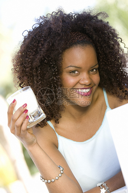 一位快乐的非洲裔美国女人拿着奶水的肖像图片