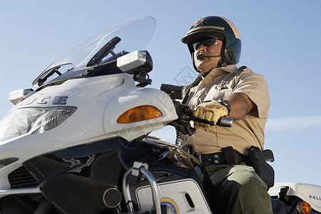 成熟警署骑摩托车的低角度视角图图片