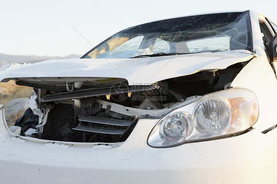 特写沙漠高速公路上被撞毁的汽车前端图片