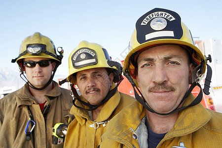 3名身戴头盔的消防战士在天空对天的近距离拍摄图片