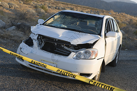 事故现场警示磁带后损坏的汽车图片