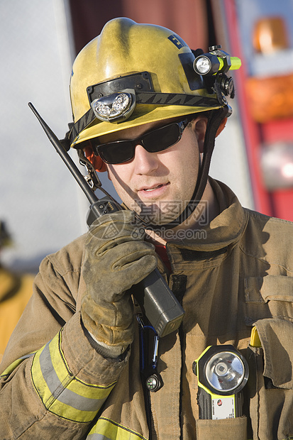 一名中年消防员在电台上交谈的肖像图片