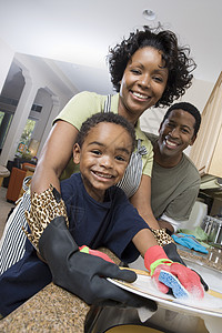 厨房洗碗池的非裔美国人家庭洗碗盘的肖像图片
