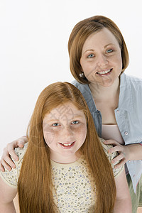 母亲和女儿被白背景隔开的高角度视图Name(以白色背景隔离)图片