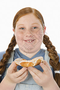 带着甜甜圈的快乐少女肖像 与白种背景隔绝图片