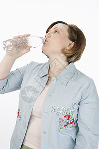 美丽的女士饮用水 白底隔离在白色背景上图片