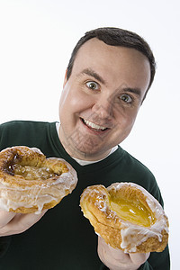 带着两个美味甜甜甜圈的快乐中年男子 被白种背景隔绝图片
