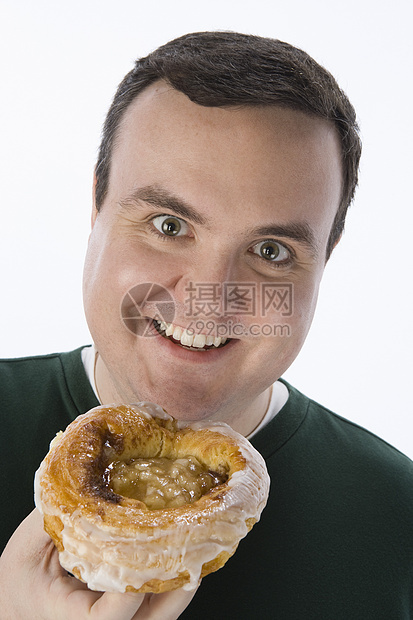 带着甜甜圈的快乐中年人的肖像 与白种背景隔绝图片