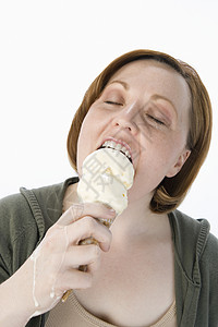 美丽的女人吃冰淇淋 孤立在白色背景上图片