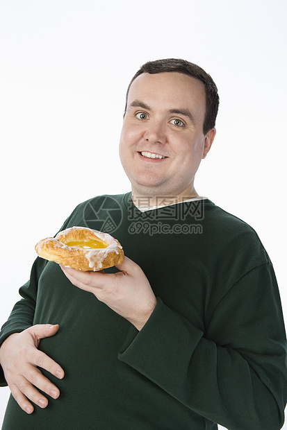 持有甜甜圈的中年男子在白色背景上孤立的肖像图片