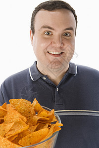 快乐男人的肖像 与一碗玉米饼隔绝 在白色背景上图片