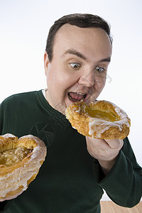 中年男人 吃着美味甜甜甜甜圈图片