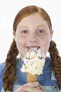 一个超重女孩 拿着冰淇淋甜筒的近身肖像图片