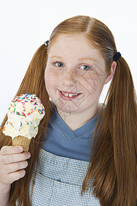 带着冰淇淋的十几岁女孩在白背景上被孤立的肖像图片