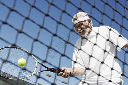 穿着运动服打网球的老年快乐男子图片