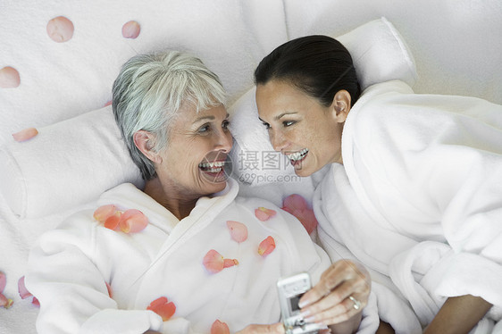 一位高龄女性在看她朋友时持有手机的高角度视角观Name图片
