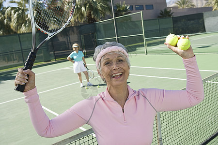 快乐的年长女子为赢得网球比赛而兴奋的肖像图片