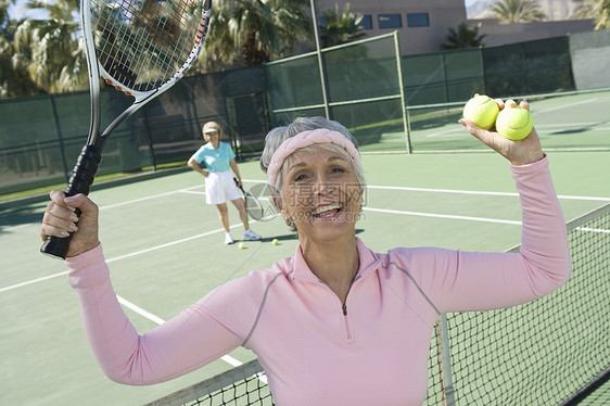 快乐的年长女子为赢得网球比赛而兴奋的肖像图片